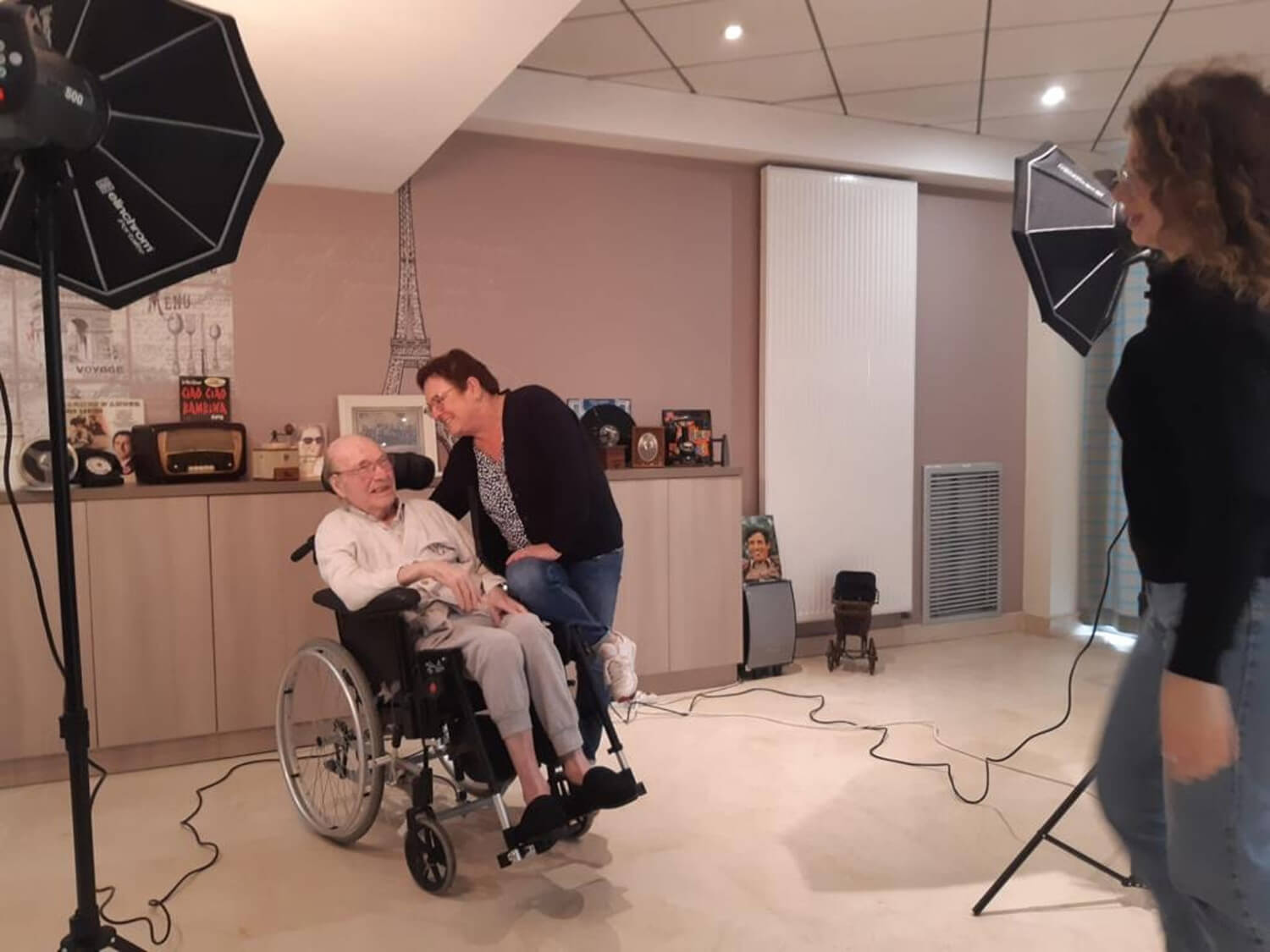 EHPAD Villeneuve Saint Georges distribuant la gazette Familéo