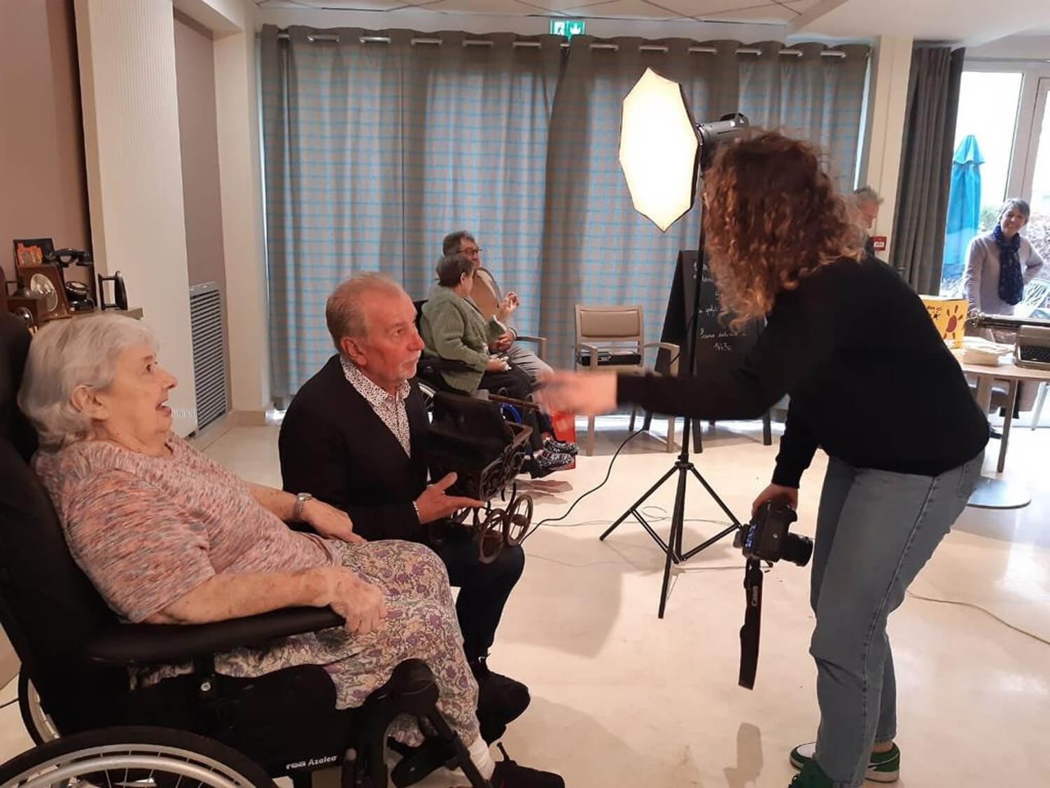 Séance photo d’un résident et sa famille à l’EHPAD Villeneuve Saint Georges